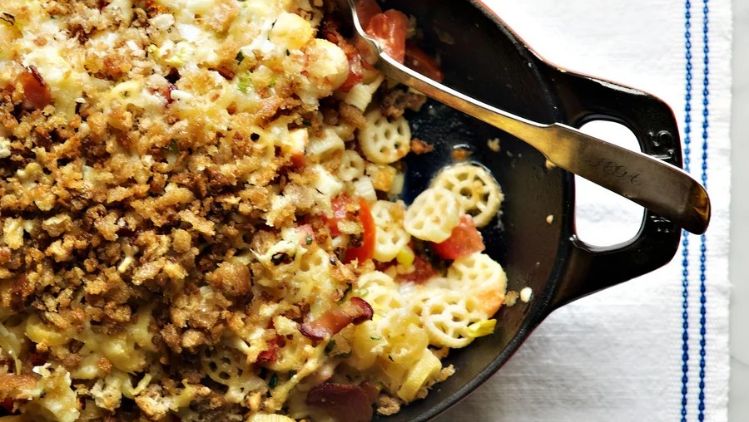 Wagon Wheel cheese and rotelle pasta bake with crispy bacon, baked until golden and topped with a crunchy breadcrumb crust for the ultimate comfort food dish.
